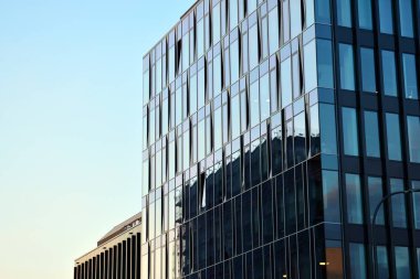 蓝色的清洁玻璃墙的现代摩天大楼modern gökdelenin mavi temiz cam duvar