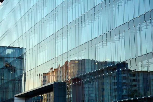 Blaue Saubere Glaswand Eines Modernen Wolkenkratzers — Stockfoto