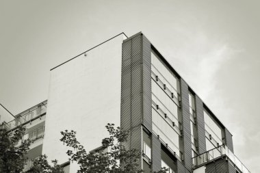 Modern apartman dış görünüşü. siyah ve beyaz.
