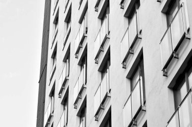 Modern apartman dış görünüşü. siyah ve beyaz.