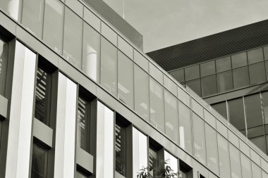 Modern ofis binası duvar yapılmış çelik ve cam. Siyah ve beyaz.