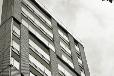 Modern apartman dış görünüşü. siyah ve beyaz.