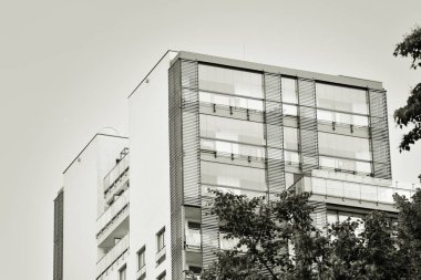 Modern apartman dış görünüşü. siyah ve beyaz.