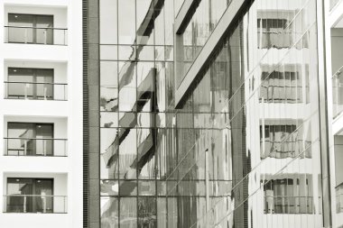 Modern apartman dış görünüşü. siyah ve beyaz.