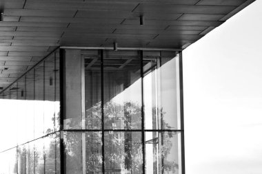 Modern ofis binası duvar yapılmış çelik ve cam. Siyah ve beyaz.