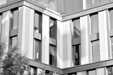 Modern ofis binası duvar yapılmış çelik ve cam. Siyah ve beyaz.