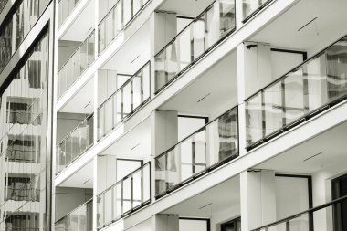 Modern apartman dış görünüşü. siyah ve beyaz.