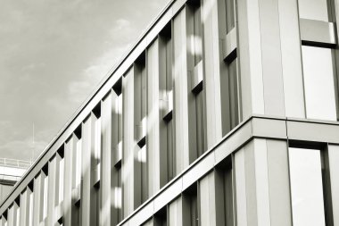 Modern ofis binası duvar yapılmış çelik ve cam. Siyah ve beyaz.