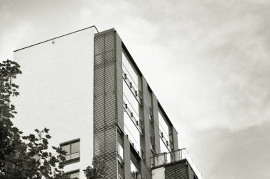 Modern apartman dış görünüşü. siyah ve beyaz.