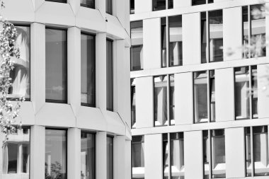 Modern ofis binası duvar yapılmış çelik ve cam. Siyah ve beyaz.