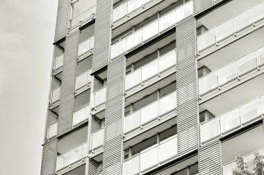 Modern apartman dış görünüşü. siyah ve beyaz.