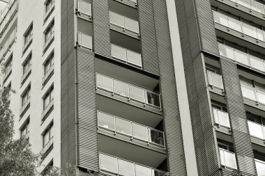 Modern apartman dış görünüşü. siyah ve beyaz.