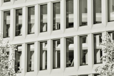 Modern ofis binası duvar yapılmış çelik ve cam. Siyah ve beyaz.