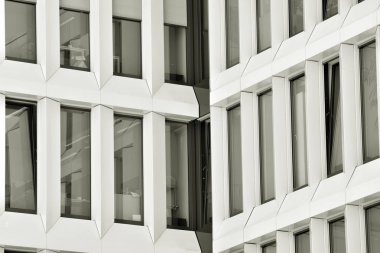 Modern ofis binası duvar yapılmış çelik ve cam. Siyah ve beyaz.