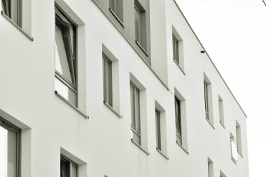 Modern apartman dış görünüşü. siyah ve beyaz.