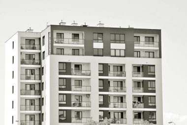 Modern apartman dış görünüşü. siyah ve beyaz.