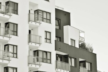 Modern apartman dış görünüşü. siyah ve beyaz.