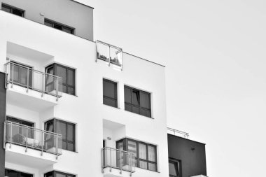 Modern apartman dış görünüşü. siyah ve beyaz.