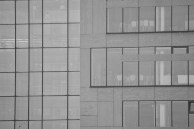 Modern ofis binası duvar yapılmış çelik ve cam. Siyah ve beyaz.