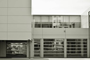 Modern ofis binası duvar yapılmış çelik ve cam. Siyah ve beyaz.