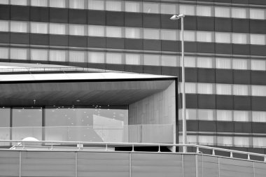 Modern ofis binası duvar yapılmış çelik ve cam. Siyah ve beyaz.