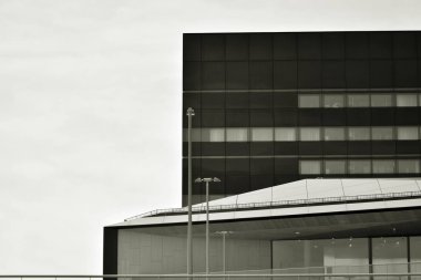 Modern ofis binası duvar yapılmış çelik ve cam. Siyah ve beyaz.