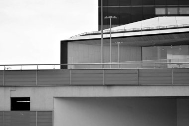 Modern ofis binası duvar yapılmış çelik ve cam. Siyah ve beyaz.