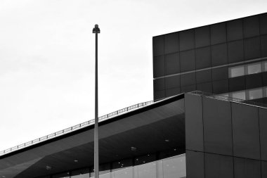 Modern ofis binası duvar yapılmış çelik ve cam. Siyah ve beyaz.