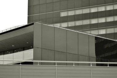 Modern ofis binası duvar yapılmış çelik ve cam. Siyah ve beyaz.