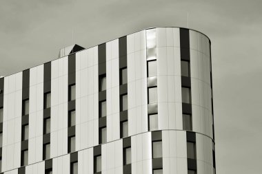 Modern ofis binası duvar yapılmış çelik ve cam. Siyah ve beyaz.