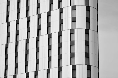 Modern ofis binası duvar yapılmış çelik ve cam. Siyah ve beyaz.