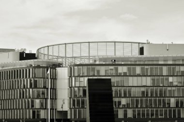 Modern ofis binası duvar yapılmış çelik ve cam. Siyah ve beyaz.