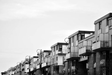 Modern apartman dış görünüşü. siyah ve beyaz.