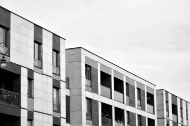 Modern apartman dış görünüşü. siyah ve beyaz.