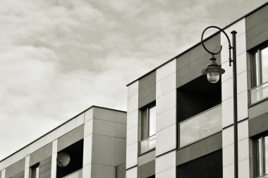 Modern apartman dış görünüşü. siyah ve beyaz.