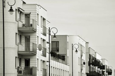 Modern apartman dış görünüşü. siyah ve beyaz.