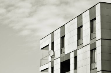 Modern apartman dış görünüşü. siyah ve beyaz.