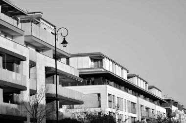 Modern apartman dış görünüşü. siyah ve beyaz.