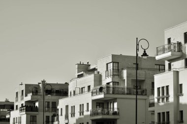 Modern apartman dış görünüşü. siyah ve beyaz.