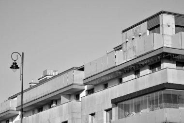 Modern apartman dış görünüşü. siyah ve beyaz.