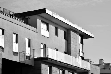 Modern apartman dış görünüşü. siyah ve beyaz.