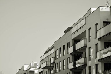 Modern apartman dış görünüşü. siyah ve beyaz.