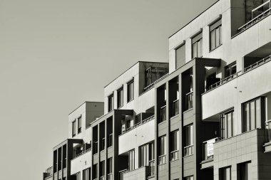 Modern apartman dış görünüşü. siyah ve beyaz.