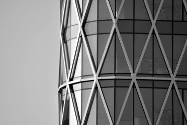 Modern ofis binası duvar yapılmış çelik ve cam. Siyah ve beyaz.