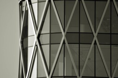 Modern ofis binası duvar yapılmış çelik ve cam. Siyah ve beyaz.