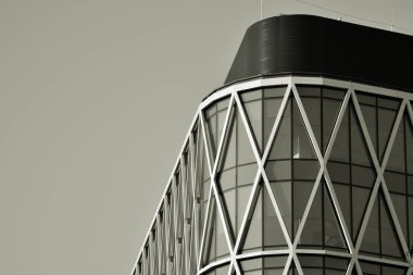 Modern ofis binası duvar yapılmış çelik ve cam. Siyah ve beyaz.