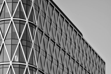 Modern ofis binası duvar yapılmış çelik ve cam. Siyah ve beyaz.