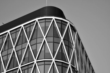 Modern ofis binası duvar yapılmış çelik ve cam. Siyah ve beyaz.