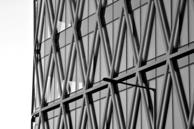 Modern ofis binası duvar yapılmış çelik ve cam. Siyah ve beyaz.