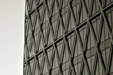 Modern ofis binası duvar yapılmış çelik ve cam. Siyah ve beyaz.